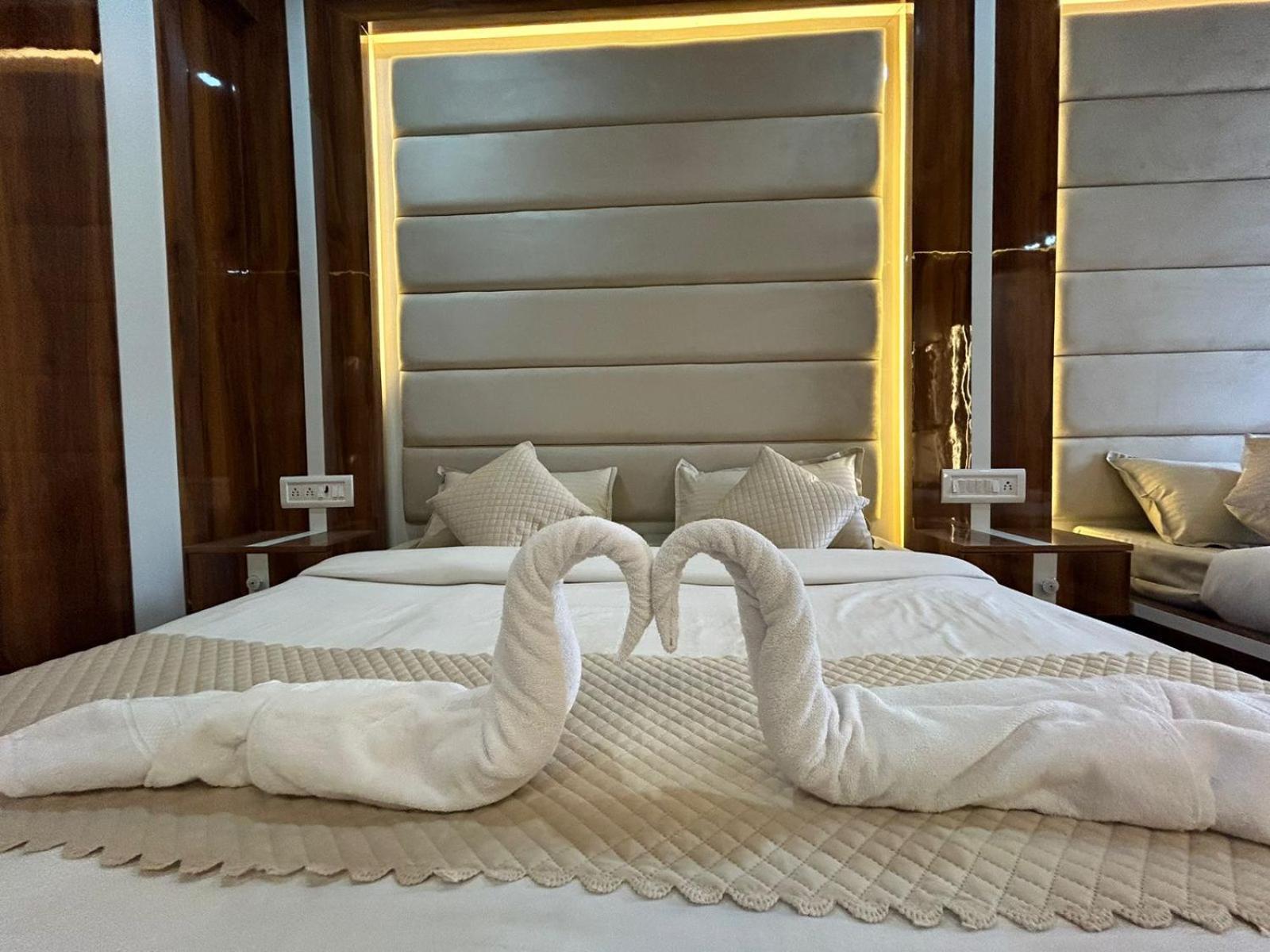 Hotel Dev Ganga Rishīkesh Buitenkant foto